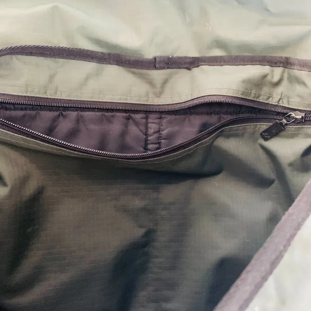 MESSENGER BAG OLIVE DKNY “ official uniform of NYC “ Storage Abounds UNI…